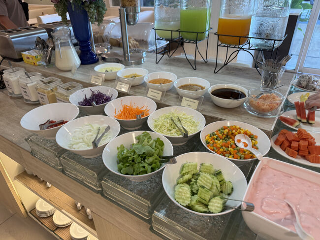 生野菜、フルーツ、ヨーグルト、ジュースなど。