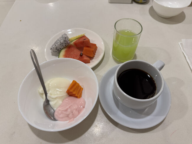 フルーツ、ヨーグルト、ジュースにコーヒーでご馳走様でした。