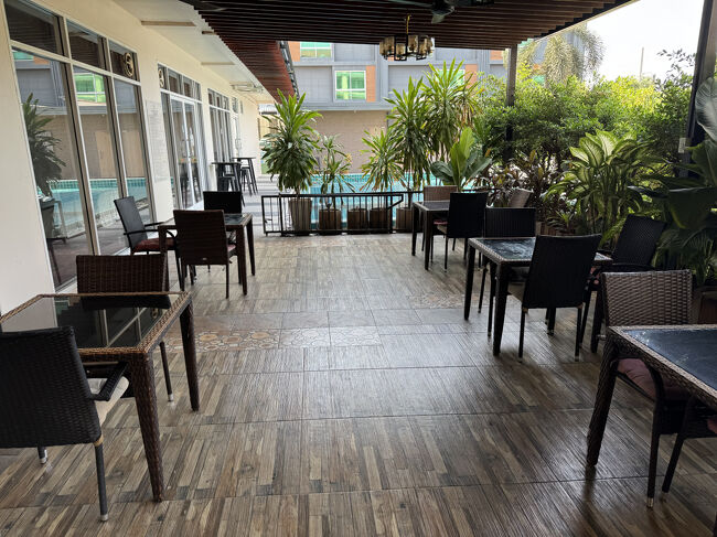 ホテル入口横のテラス。