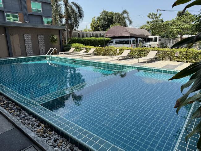 その横のプール。