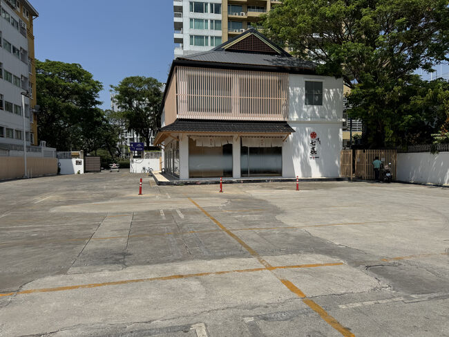 バンコクでは珍しく広い駐車場。すし屋です。