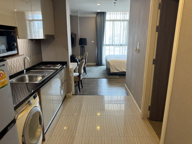 すぐに部屋（506号室）に入ることができました。ありがたい。<br />キッチン、洗濯機があります。