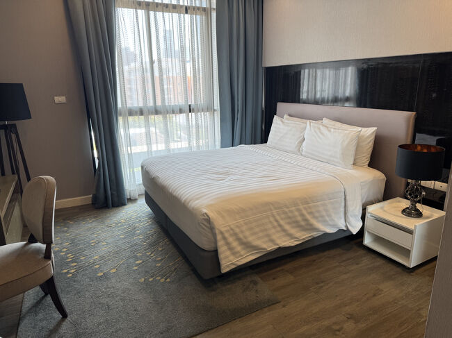 十分な広さです。<br />ただ、デスク周りにコンセントがなく足元だったので使いにくかったです。