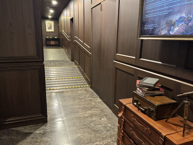 なんか造りが変なホテルでした。<br />フロントからのスロープ。