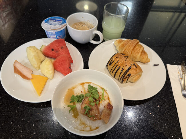 お粥にクロワッサン、フルーツ、ヨーグルトなど。