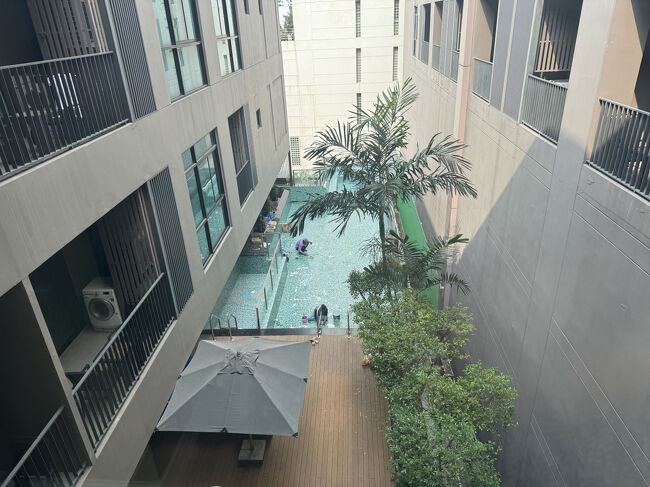 右の建物と左の建物で各階の高さがずれている模様。<br />エレベータの6で降りると、5階と7階に行けました。