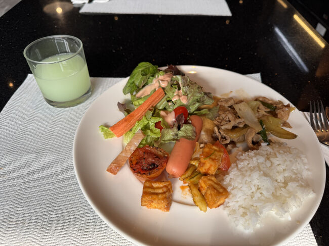 <2025/03/08><br />9時前に朝食。<br />サラダ、野菜炒め、ウインナーにご飯。