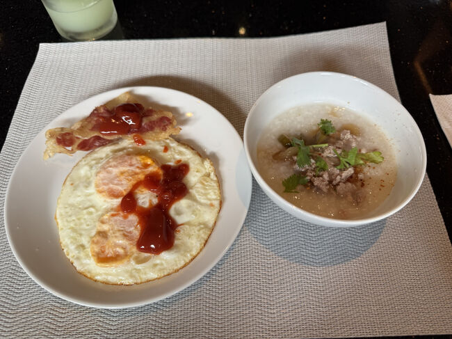 今日は目玉焼き、お粥。