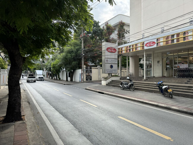 フジスーパー3号店前。