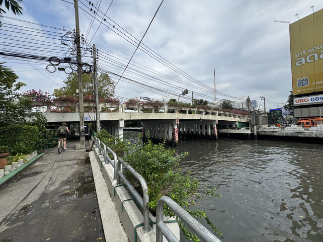 ソイ38の橋をくぐります。