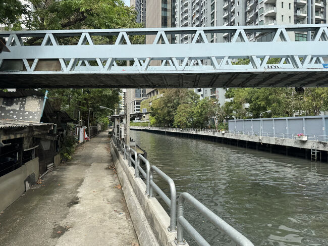 この橋をくぐった先に、