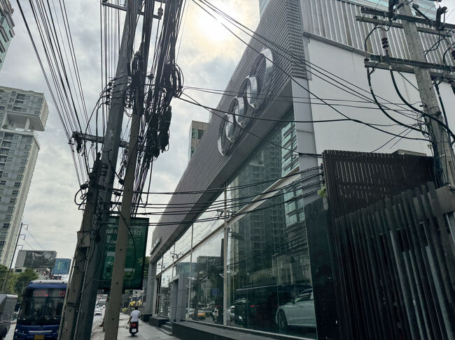 アウディ販売店前。