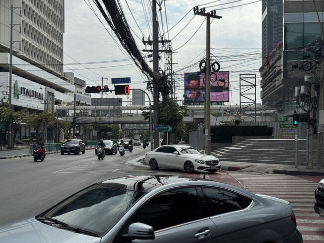 Phetchaburi ソイ38/1とのT字路を右折して南進。