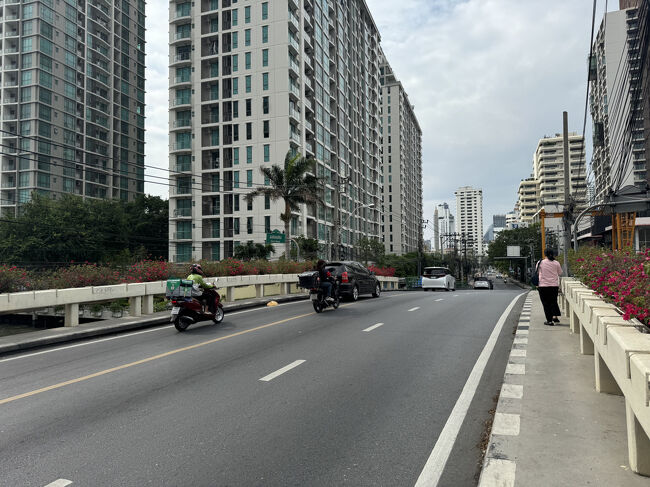 セーンセーブ運河の橋を渡ります。