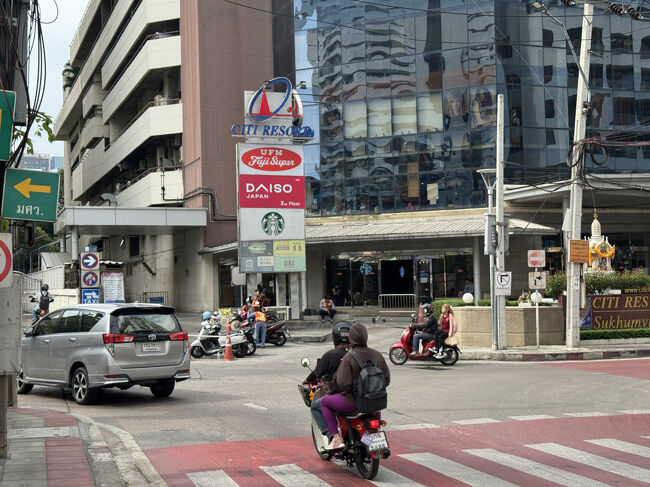 しばらく行くとフジスーパー2号店。DAISOも入っています。<br />左に行くとスクンビット ソイ39です。
