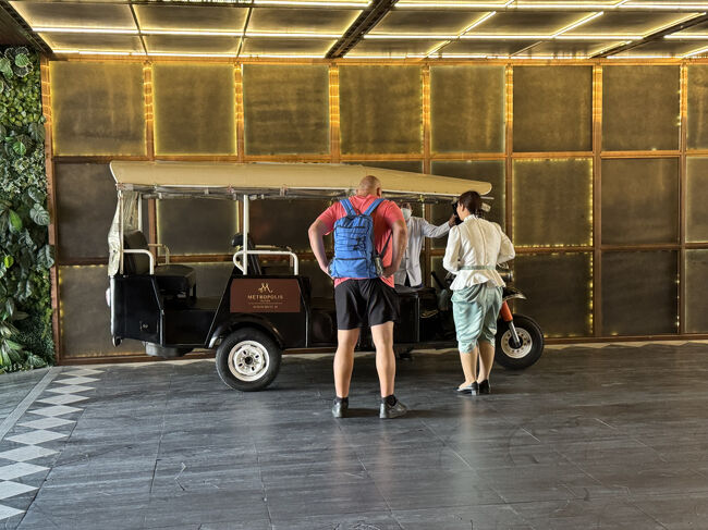 11:45　チェックアウトして次のホテルに移動します。<br />TUK TUKが使えるみたい。