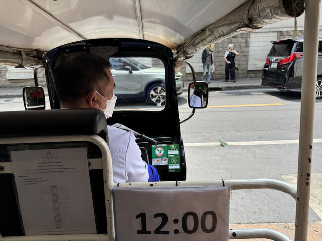 12:00の表示でしたが、11:50 TUK TUK出発。<br />背もたれ後ろの時刻表では、8:00am～6:30pmの毎時00分、30分発でした。
