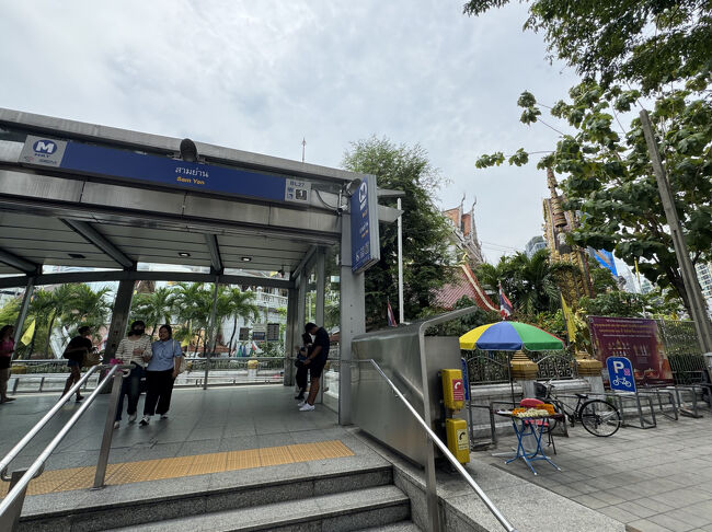 12:38　MRTサームヤーン駅で下車。<br />スラウォン通りに向かって路地を入って行きます。
