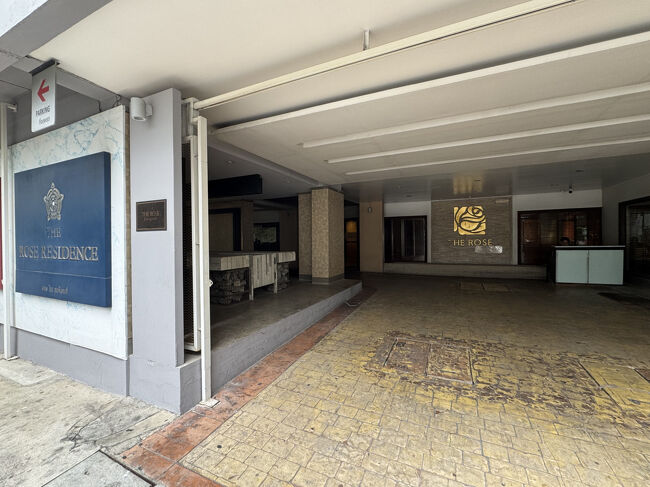 スラウォン通りに出る前のローズホテル。<br />本日深夜便なのでお手軽なホテルで休みます。