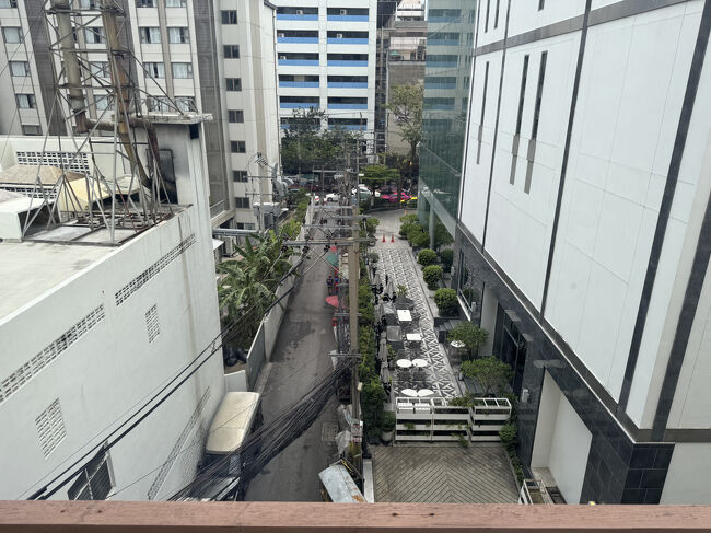 部屋からの眺望もまあまあ。突き当りがスラウォン通りです。