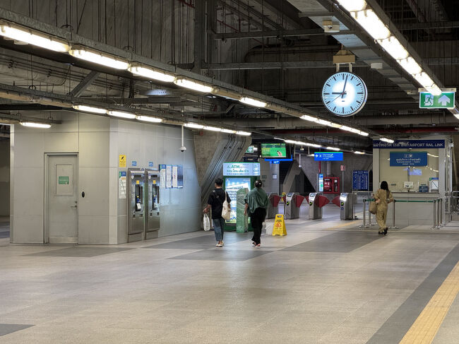 21:02　MRTペッチャブリー駅で下車して、マッカサン駅でARLに乗り換えます。