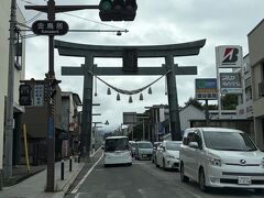 富士吉田のシンボルとされる金鳥居をくぐり小田原を目指します