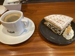 下山後は、水上温泉近くのバウムクーヘン屋のGARBAでスイーツタイム。
ワッフルラムレーズンサンドセット800円。
観光地らしからぬ良心価格。
そしてめちゃ美味い。