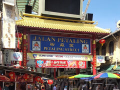 【CHINATOWN】
入口（出口？）には立派な中華門。
19世紀半ばにクアラルンプールが錫（スズ）鉱山の町として発展し始めた頃、多くの中国人労働者が仕事を求めてこのあたりに移住してきたことが始まりだそう。