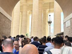 あー、人がいっぱい・・・
何に並んでるのか何も見えませんが、敷地内に入るための荷物検査で並んでいました。