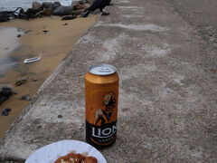 はい。事前にビール買っていました　笑

えびせん屋近くにいたおばちゃん連中、ビール見て「GOOOOOOD！お前準備良いな」と大爆笑してた