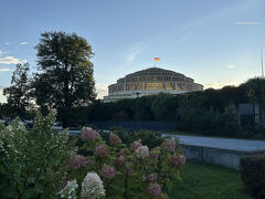 百周年記念ホールを目指してシチトゥニシキ公園を歩く。日没5時からライトアップのショーが開催される。ホームページに記載してあり昼でも噴水と音楽のショーが開催されている。丸い大きな建物が百周年記念ホール。