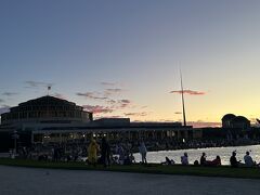 噴水の水辺を囲んで人が集まって来ました。私は空いていたベンチを死守して夕陽を楽しみました。