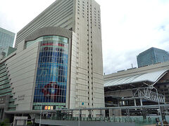 大阪駅には大きな広告が。