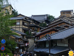 坂を降りてきました。
この途中で抹茶アイスを食べました。