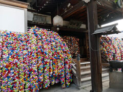 京小町の店長さんに教えてもらった八坂庚申堂に来ました。
全然知らなかったのですが、このくくり猿で有名な映えスポットだとか。