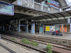 電車もバスも改札という概念が無いので、来た電車に乗って、来たバスに乗って、ふらりと降りる。ただし切符を買っておかないと罰金