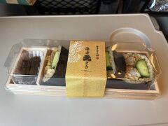 大宮駅で金子半之助のえび天まきを調達。
酢飯ではなく、タレが染み込んだ茶色いご飯が特徴だ。
中には、ふっくらとしたえび天が丸ごと入っている。
天むすの海苔巻きバージョンだね。
レモンサワーを飲みながら青森を目指す。
「トクだ値50％OFF」で運賃は半額だ。