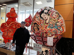 新青森駅到着。
郷土色豊かなねぶた人形が並んでいる。
太鼓の革に絵を描いたような平面タイプは津軽流のねぷた。
奥には遮光器土偶のねぶたがある。
