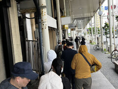 駅前通りで食事の店を探していると、何やら行列がある。
