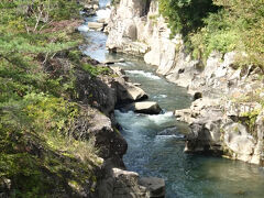 橋の上からは厳美渓のパンフレットに乗っている絵と同じところが見える