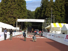 大会3日目。ろまんちっく村の駐車場に車を停めて、シャトルバスで森林公園へ。
こちらが森林公園のスタート・フィニッシュ地点。