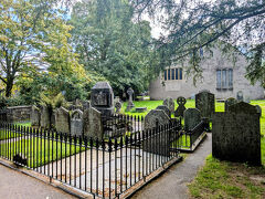 グラスミアは、詩人のワーズワースが人生の後半を暮らした場所として知られているが、私はワーズワースの作品を読んだことがない。時間もあまりないので、彼ゆかりのダヴ・コテージやライダル・マウントに行くのはやめにした。
ただ、せっかく来たのだから、セント・オズワルド教会にある彼の墓だけはお参りした。