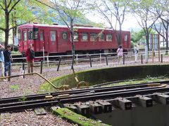 蒸気機関車が現役だった1960年代終わり頃まで使用されていた蒸気機関車の向きを変える転車台。
