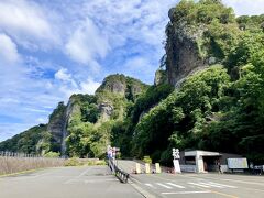 【青の洞門入り口】
左側は公共駐車場(無料)。車で来られるのはここまで。徒歩ならもう少し先まで行けます。私は以前も来た事あるので今回はパス。