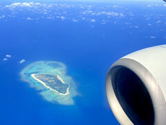 11:47 宮古列島の水納島(みんなじま)上空を通過。
今は牧場を営む一世帯のみが暮らしているそうですが、港はあるし、宿泊用のコテージが2棟あるそうです。
但し、携帯は繋がらないとのこと。
