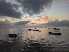 明けて10月1日の朝がやってきました。
日の出を見にビーチに出かけます。
