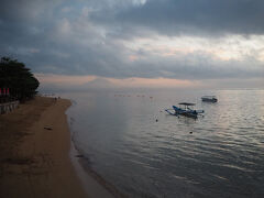 アグン山が雲の切れ間から見えています。
キンタマニー高原からとは違いかなり遠いですがやはり雄大ですね。
特に海の向うに見えるのは良いですね。