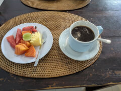 ホテルに戻って朝食です。
この日もコーヒーとフルーツが先に届きます。
