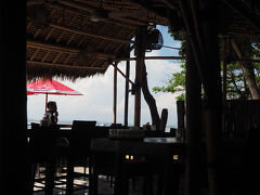 La Playa Cafeに入って一休み、日差しが強く年寄りは店内に逃げ込みます。
本当はビーチフロントの方が眺めは良いのですが。
