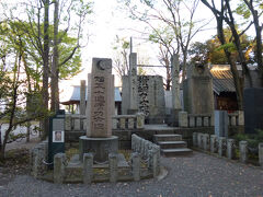 明治33年に建てられた横綱力士碑です。この碑には初代明石志賀之助から72代稀勢の里関までの四股名が刻まれています。新横綱誕生時には相撲協会立会いのもと刻名式がおこなわれ、新横綱の土俵入りが奉納されるそうです。